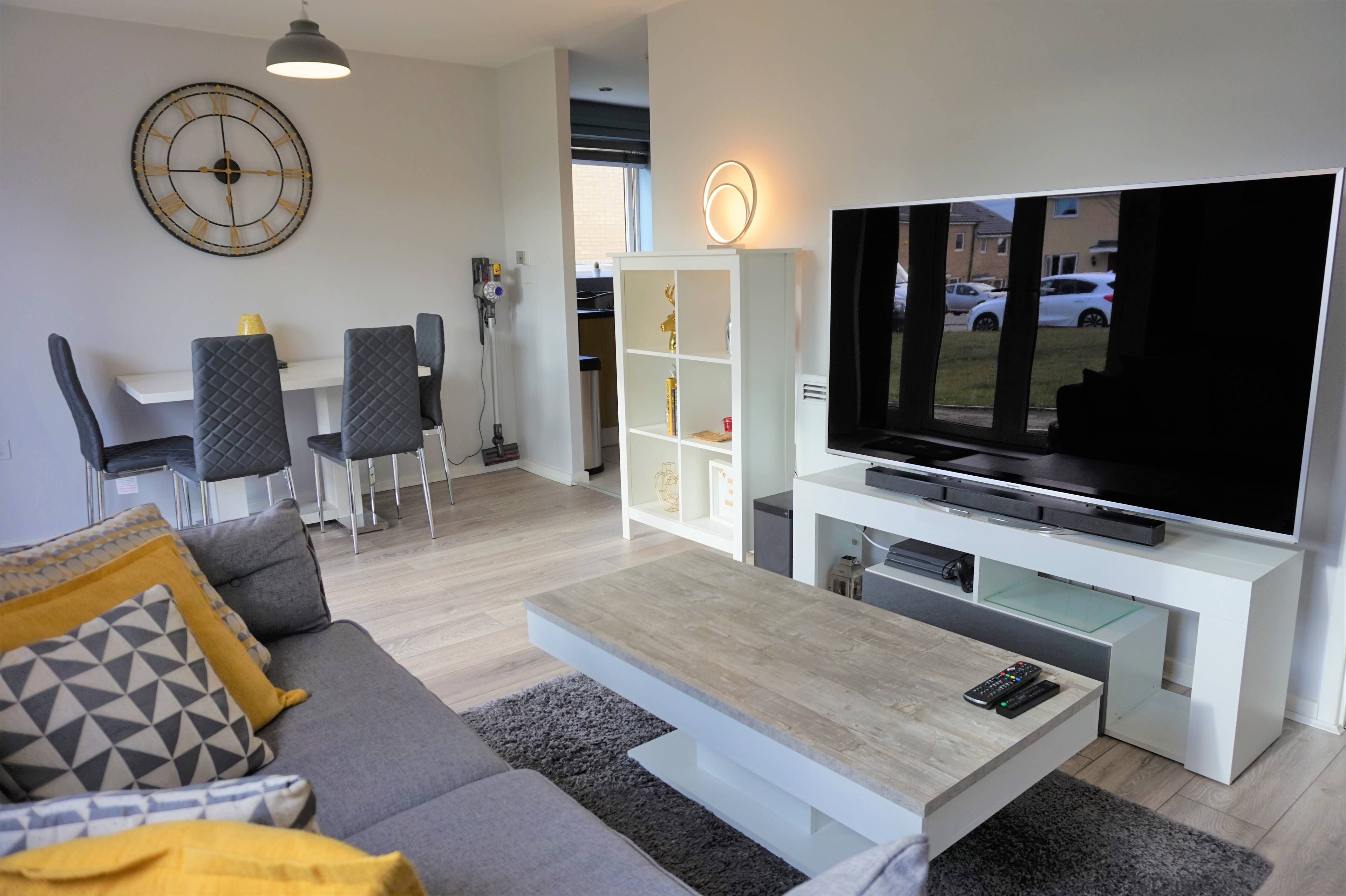 Lounge/Dining Room