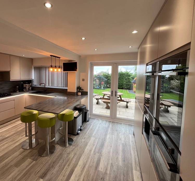5 bedroom detached house