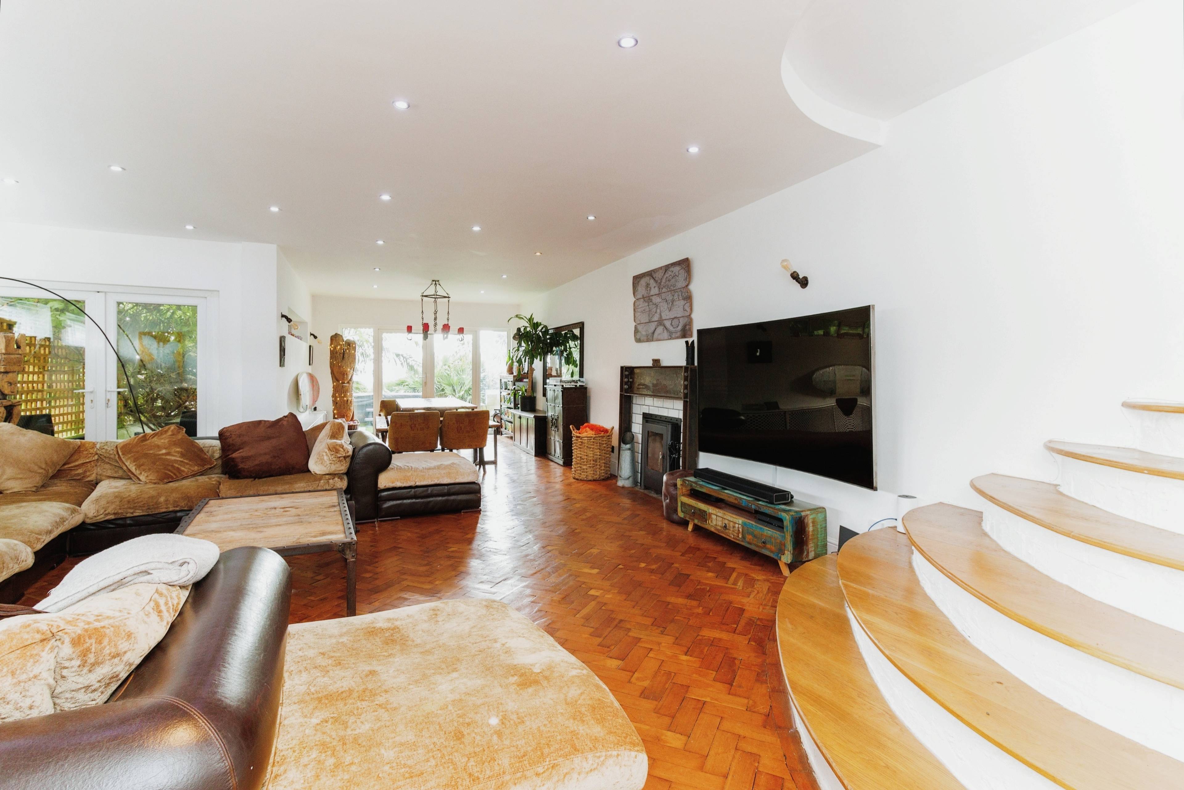 Lounge/Dining Room
