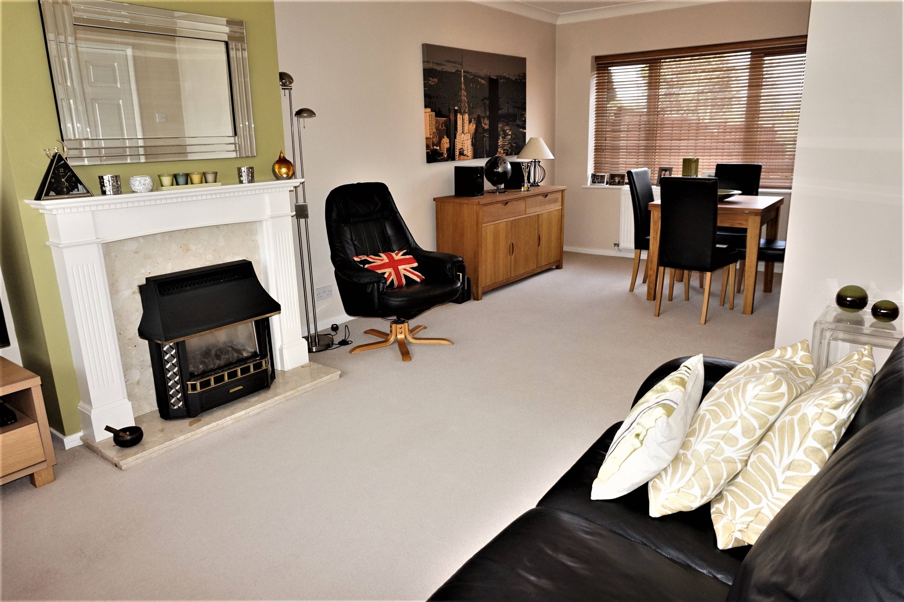 Lounge/Dining Room