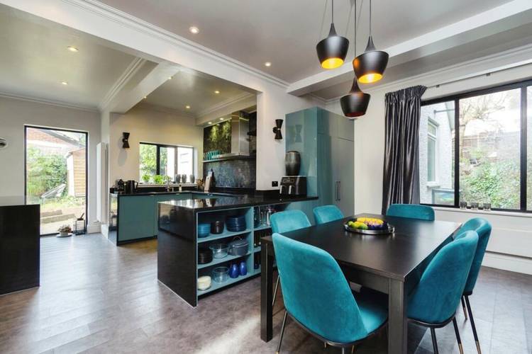 6 bedroom semi-detached house