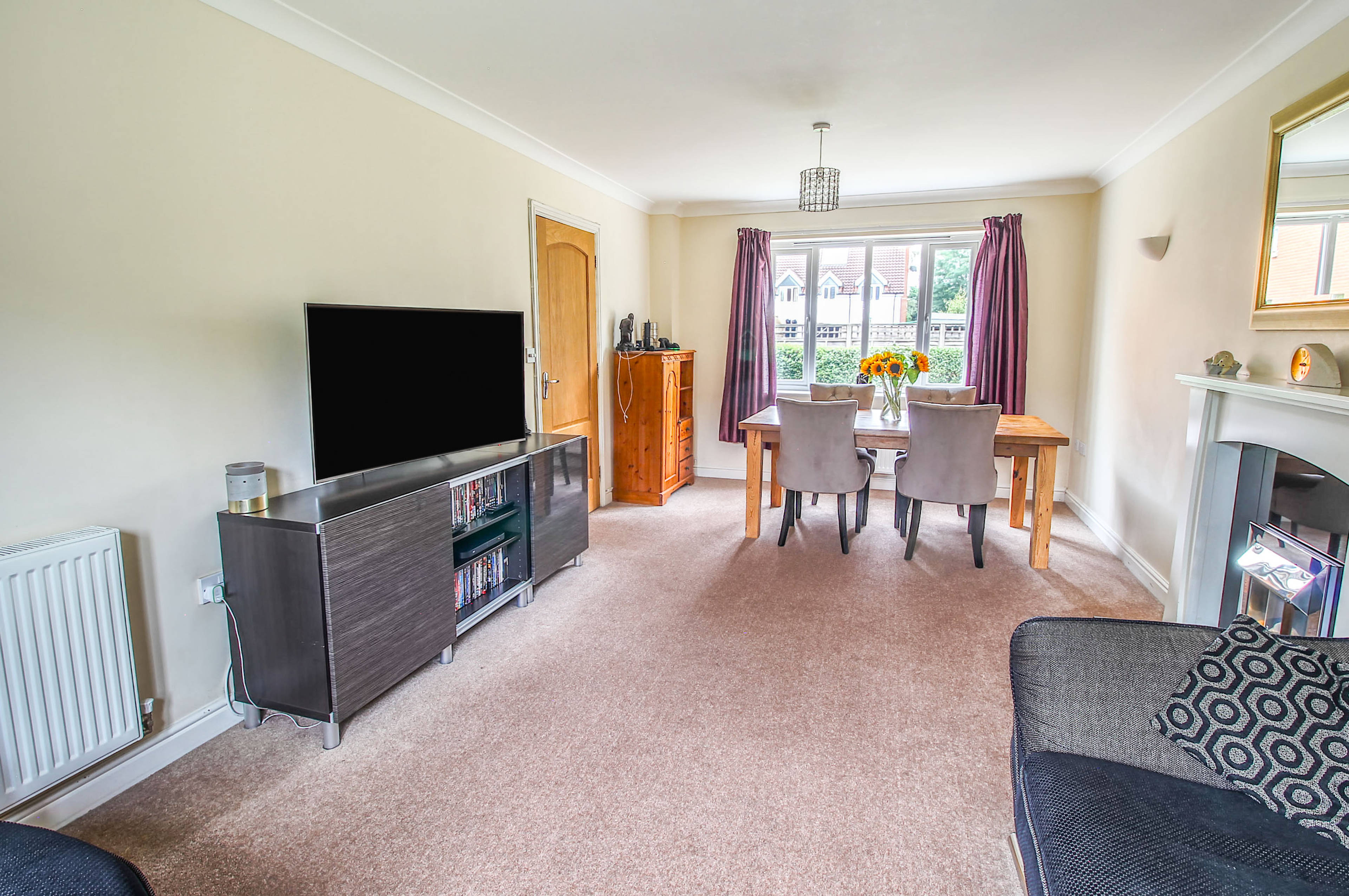 Lounge/Dining Room