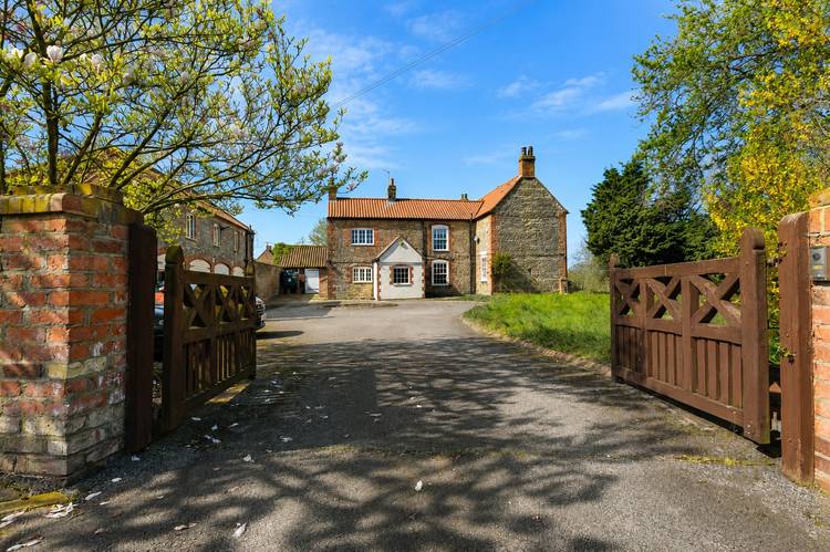 6 bedroom detached house