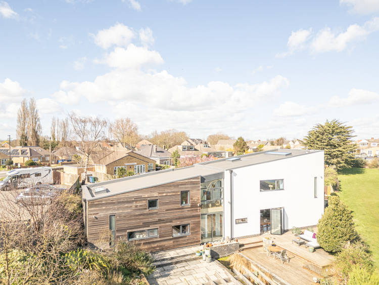 5 bedroom detached house
