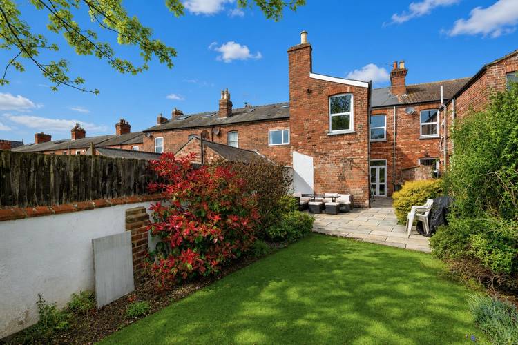 4 bedroom end of terrace house