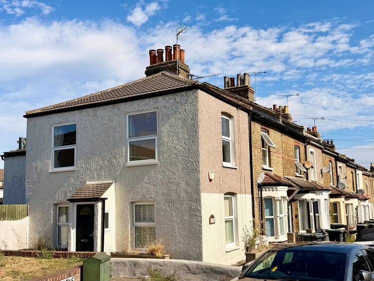 3 bedroom end of terrace house