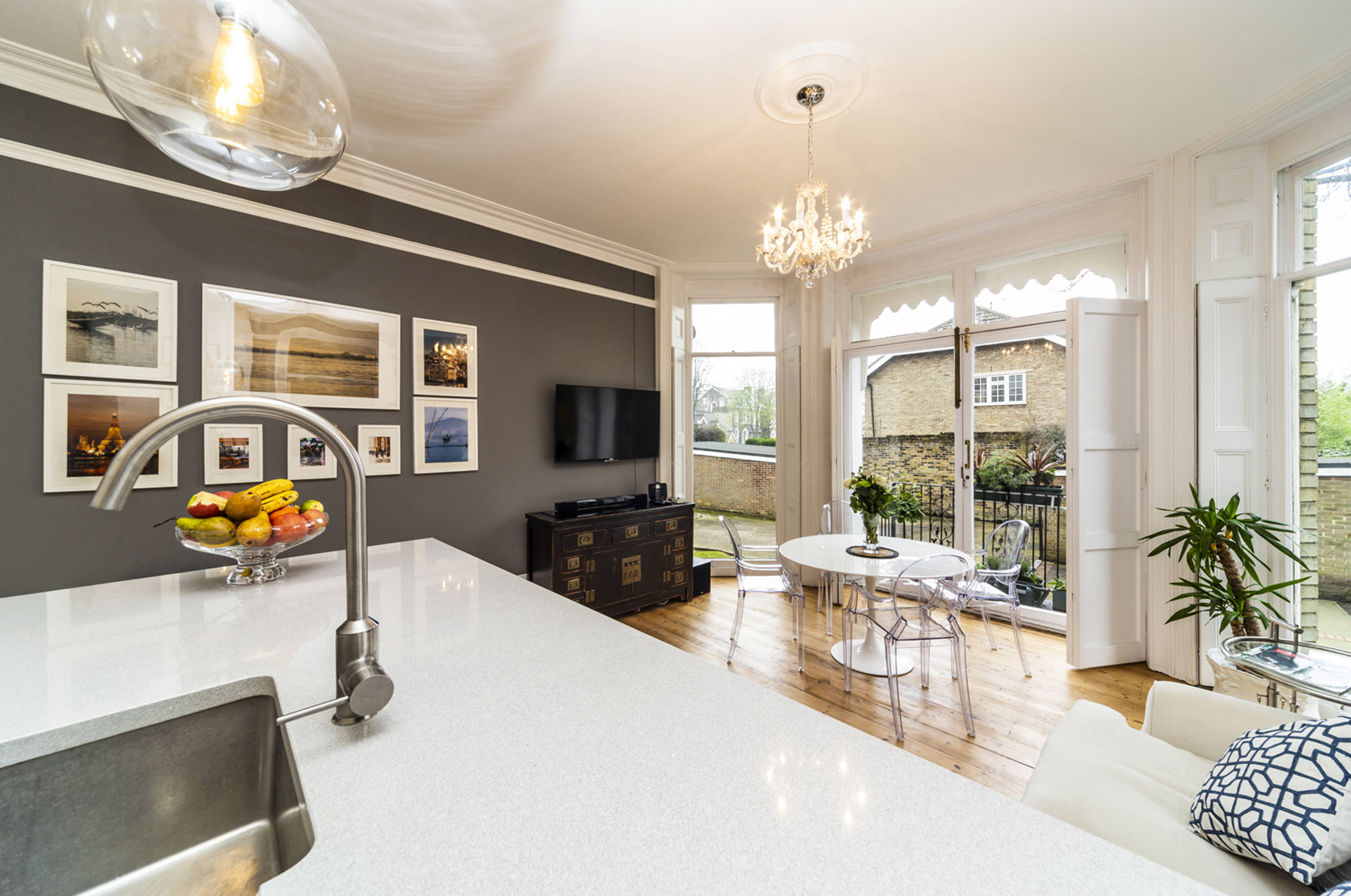 Lounge / Kitchen