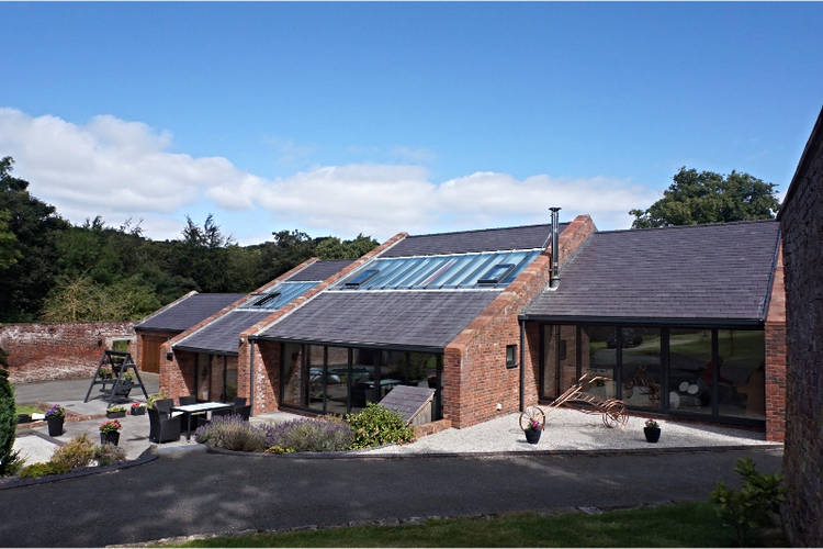 5 bedroom detached house