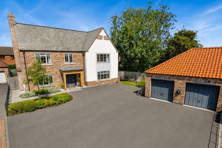 5 bedroom detached house
