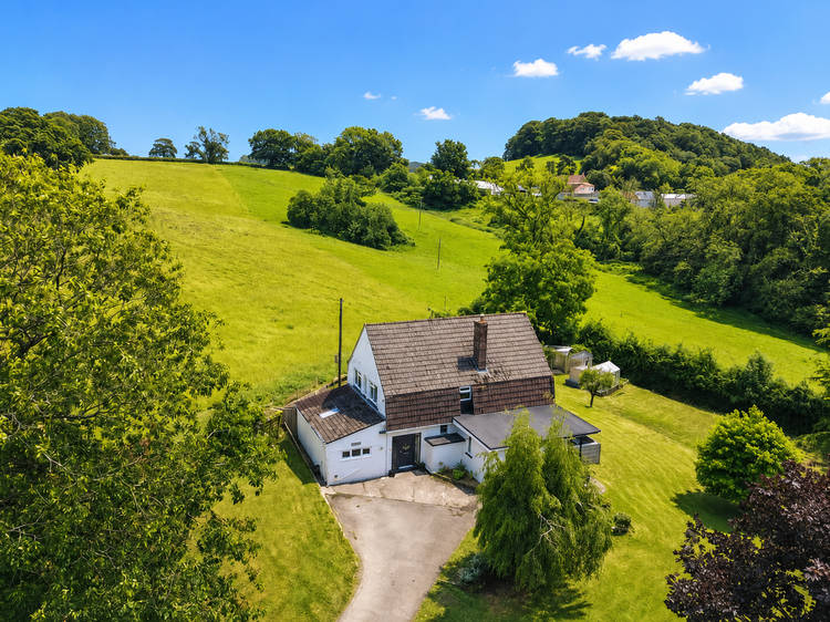 5 bedroom detached house