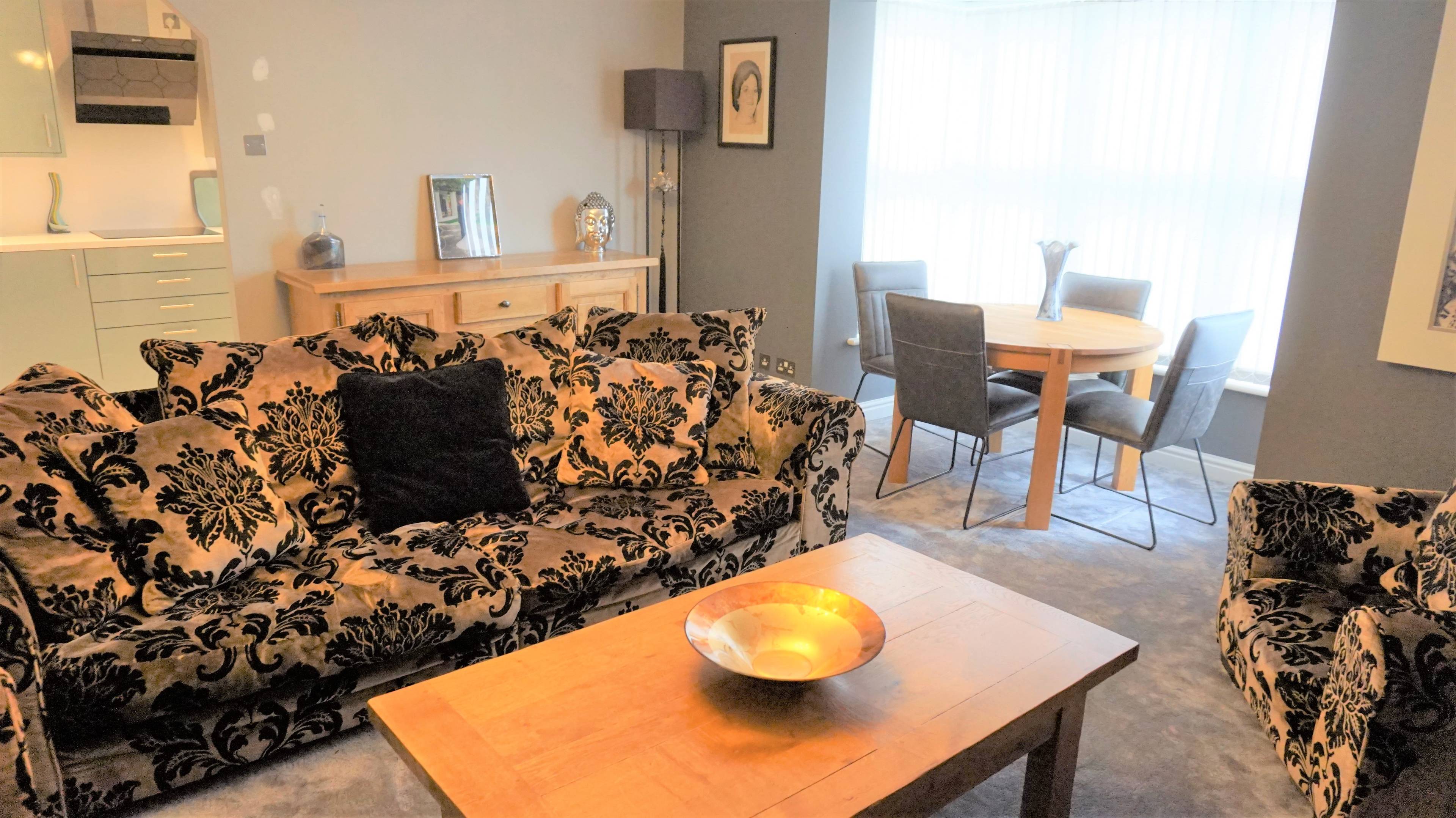 Lounge/Dining Room