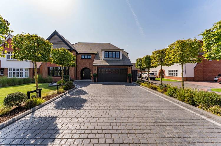 5 bedroom detached house