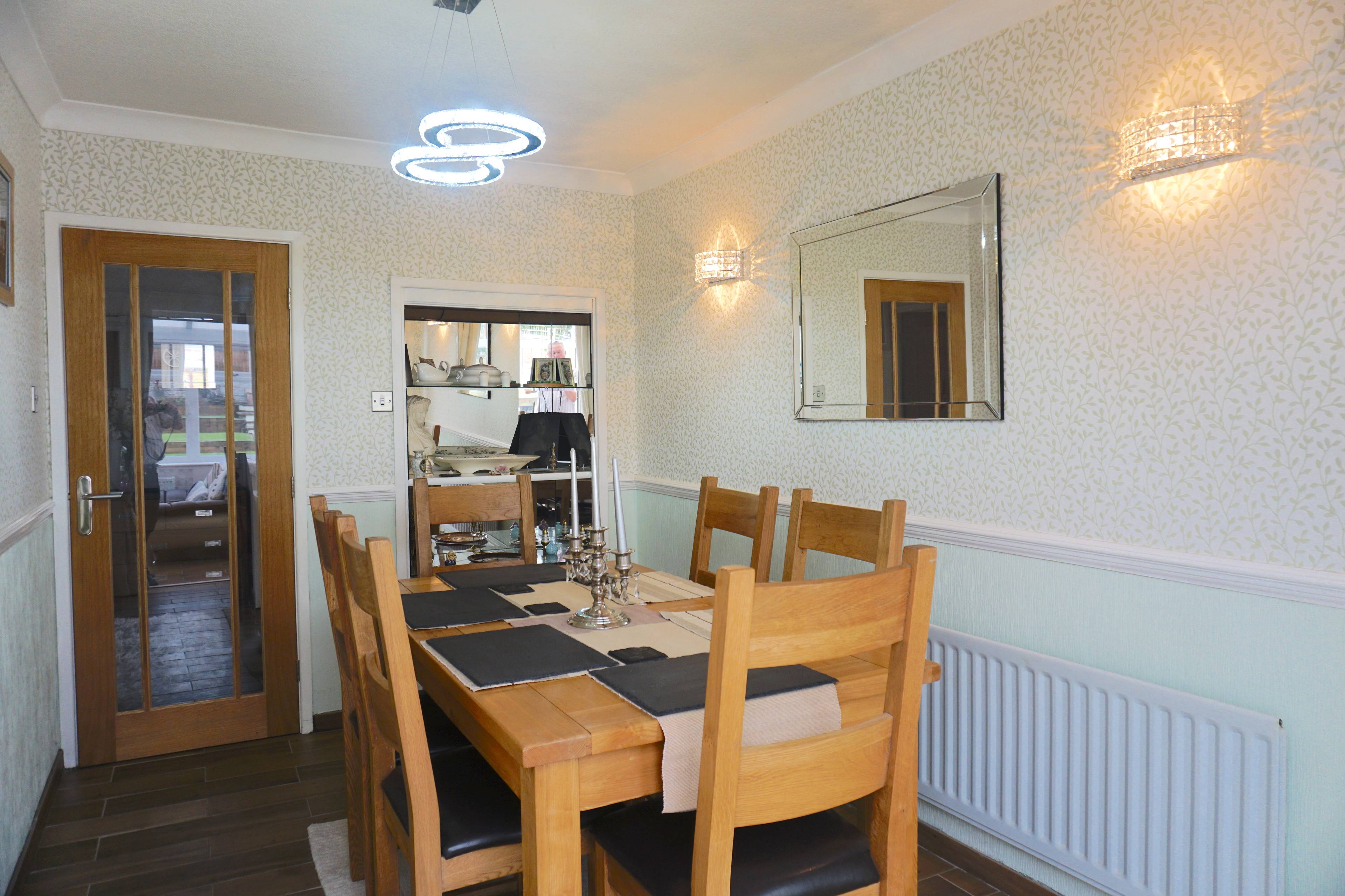 Bed 3 / Dining Room