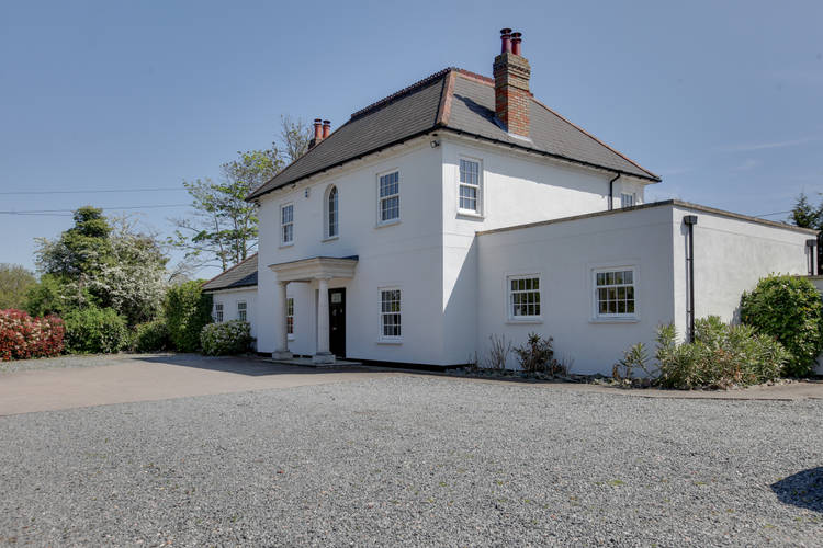 5 bedroom detached house