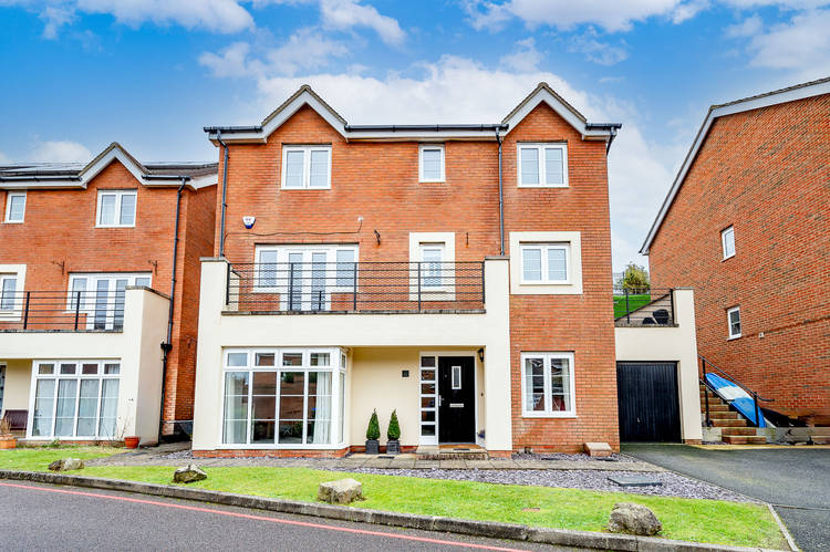 6 bedroom detached house