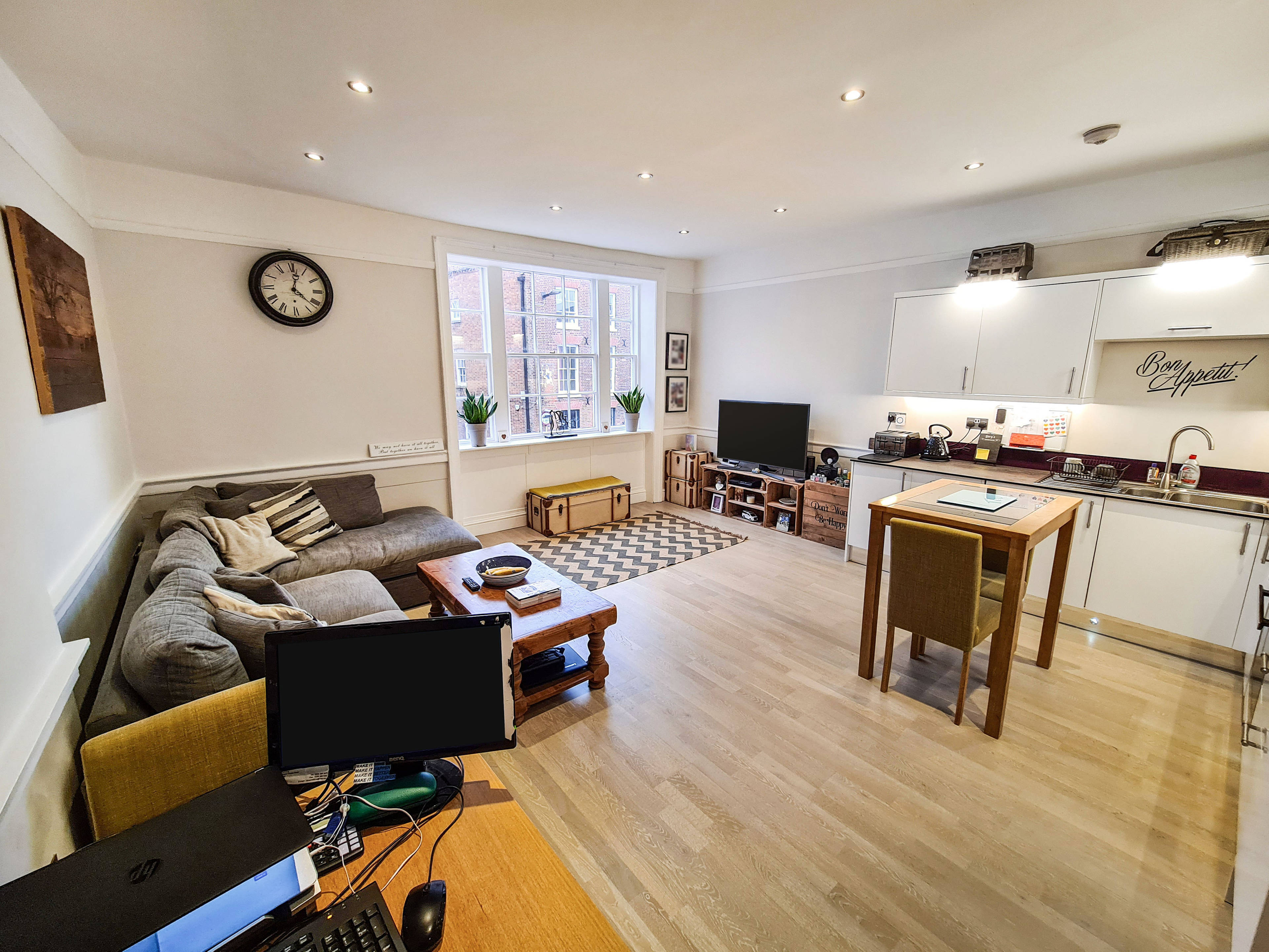 Lounge / Kitchen