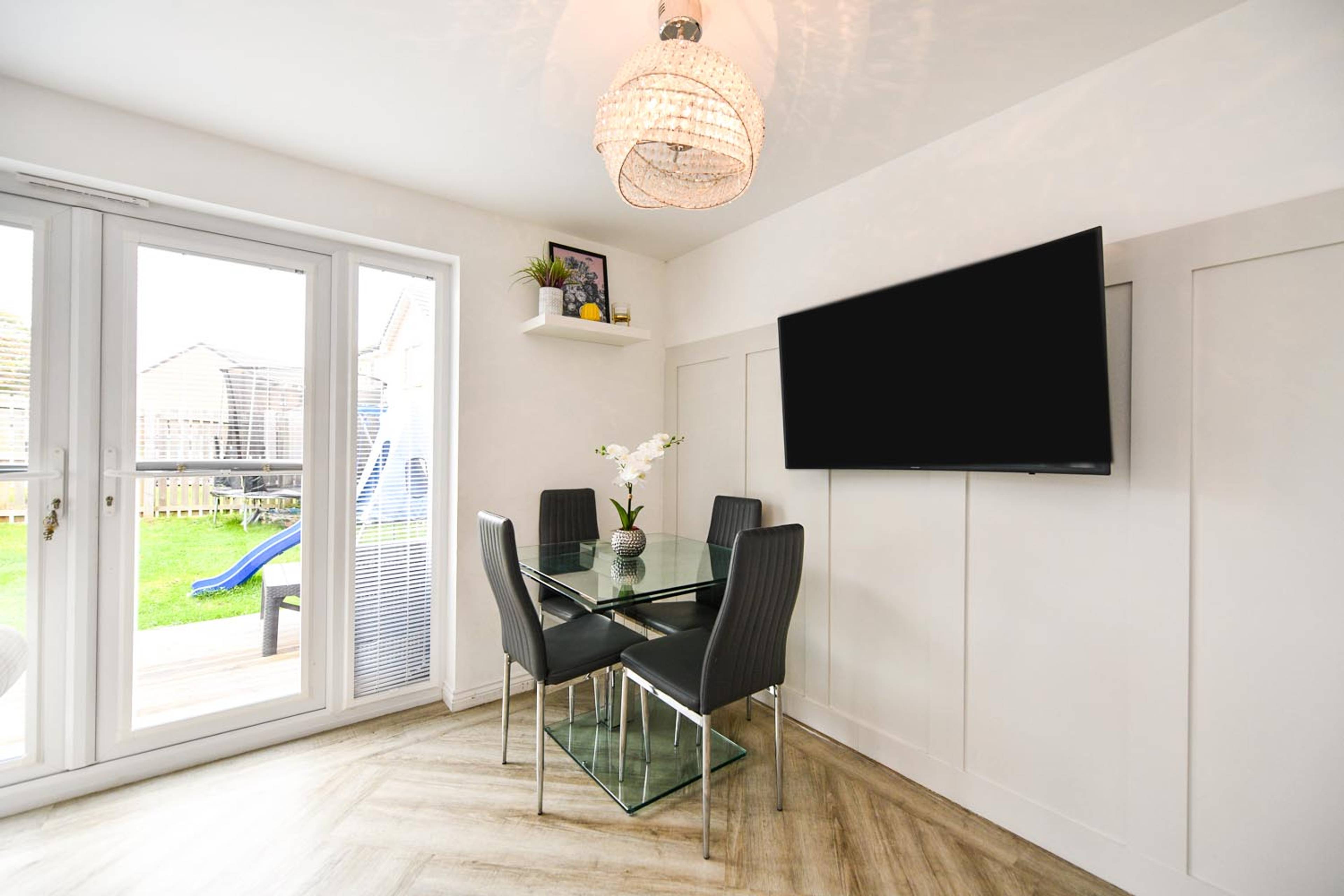 Lounge/Dining Room