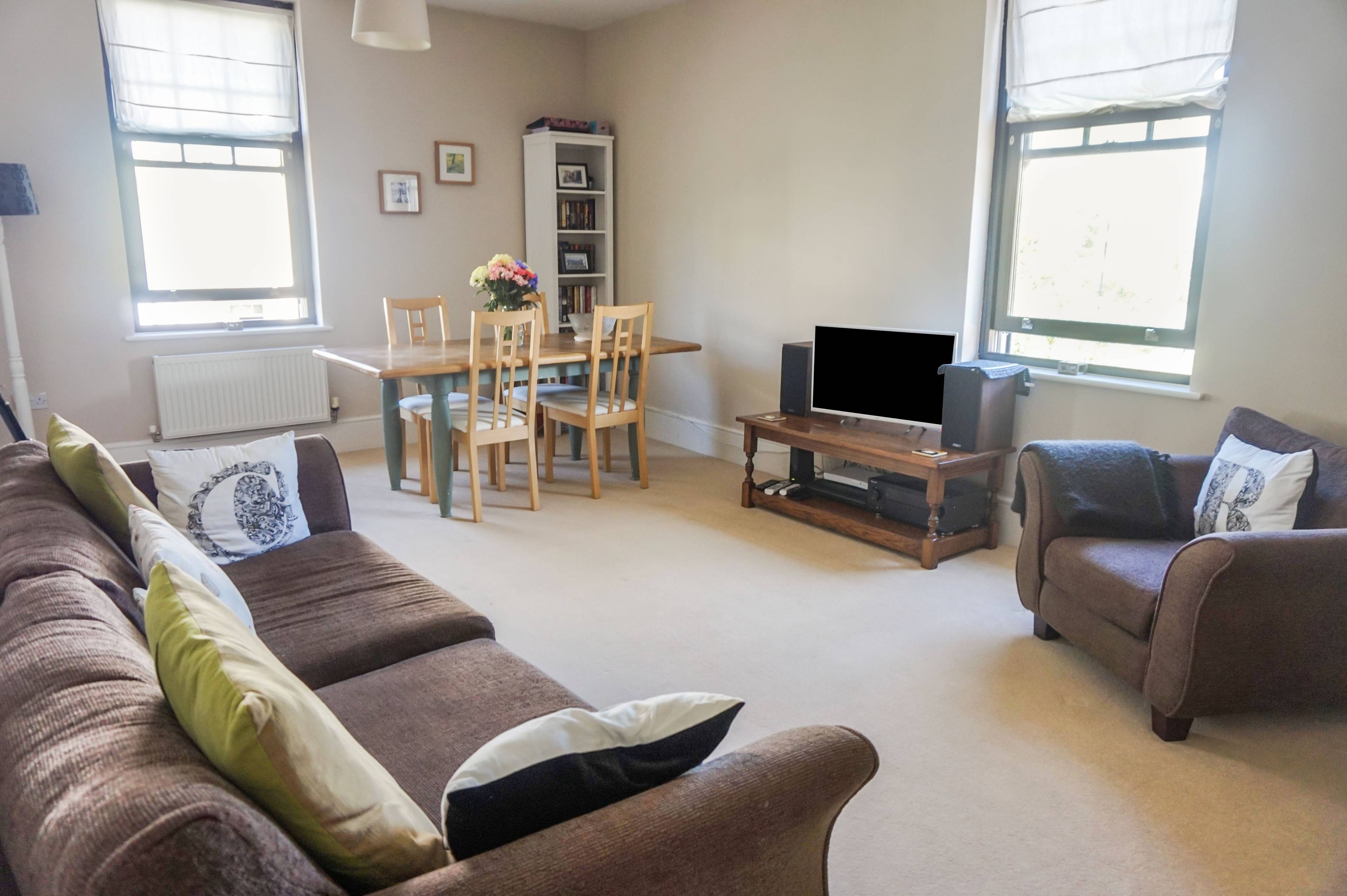 Lounge/Dining Room