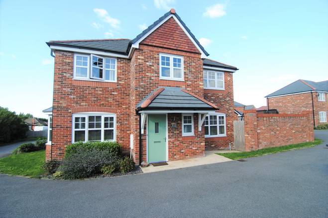 4 bedroom detached house for sale in Egerton Road, Leyland, PR25 3YB