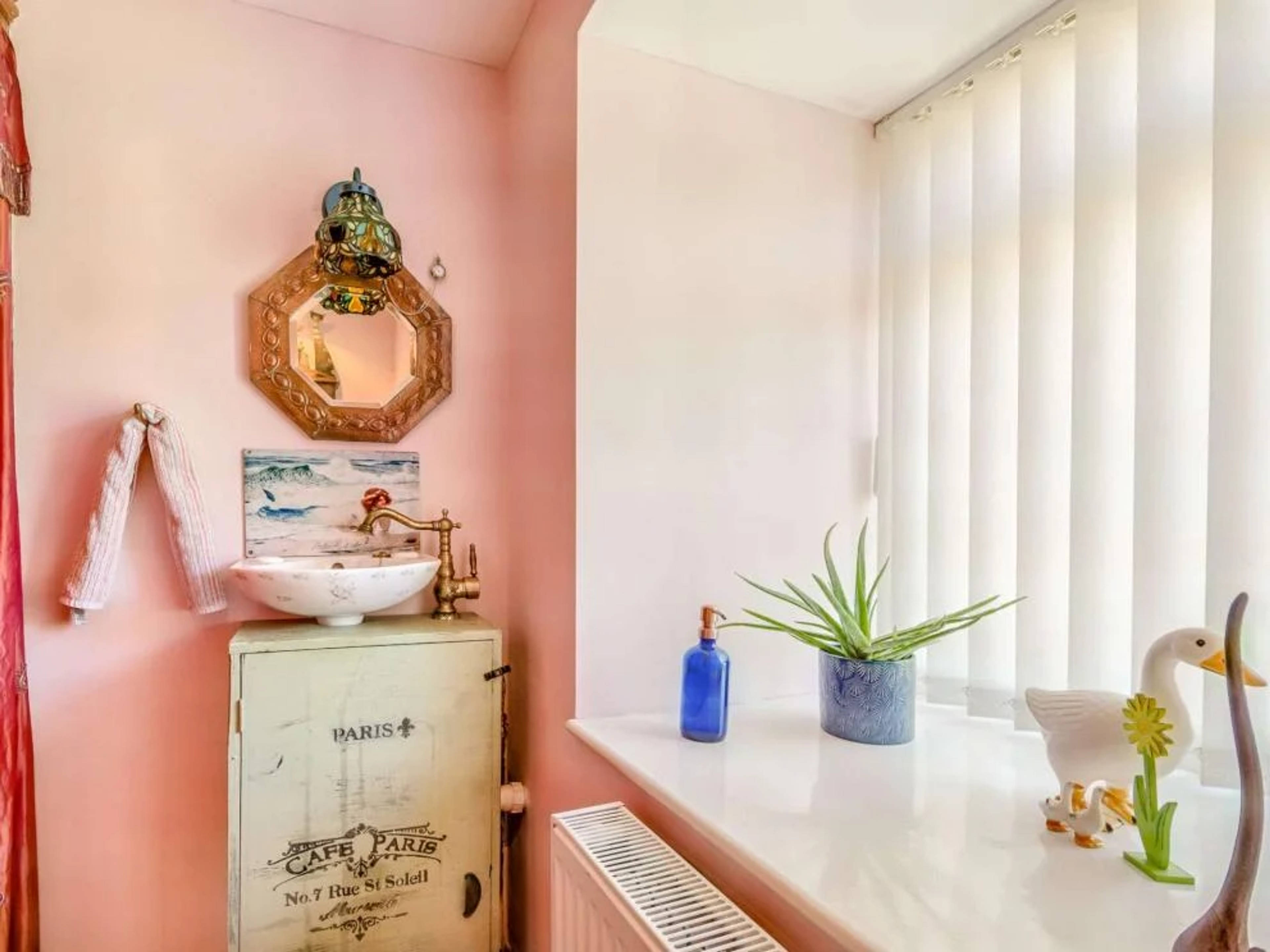 Annexe Cloakroom
