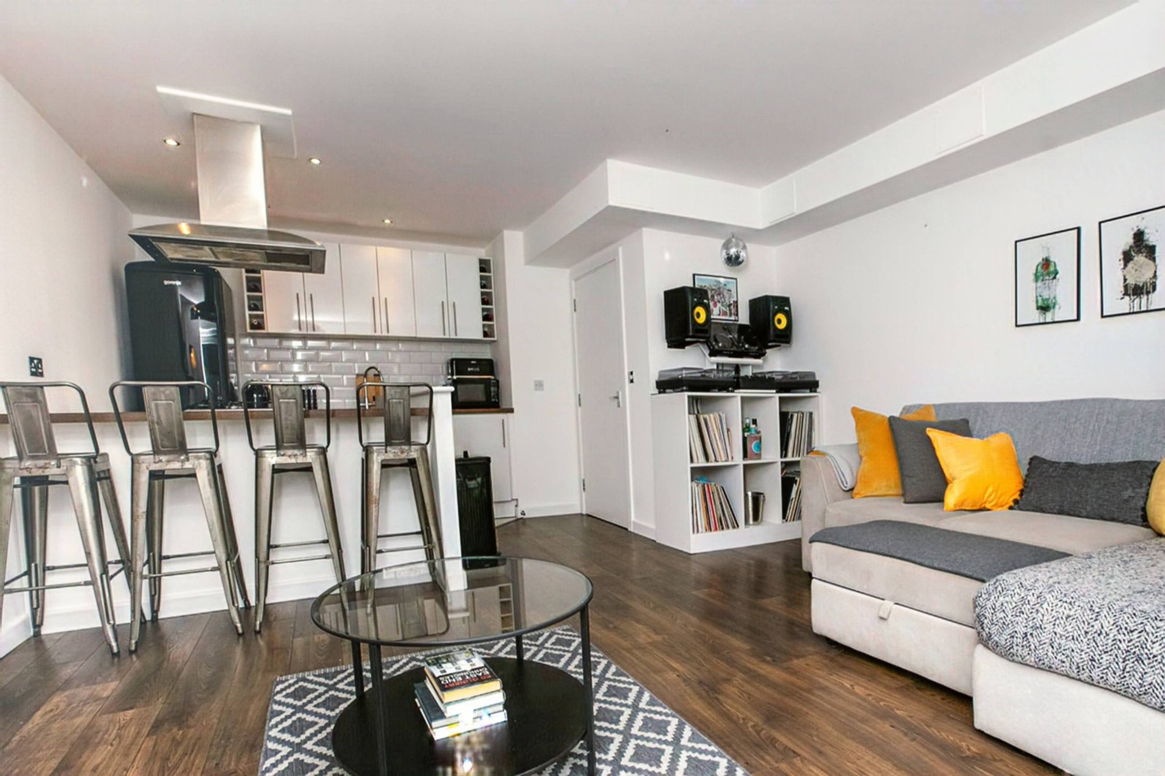 Lounge / Kitchen