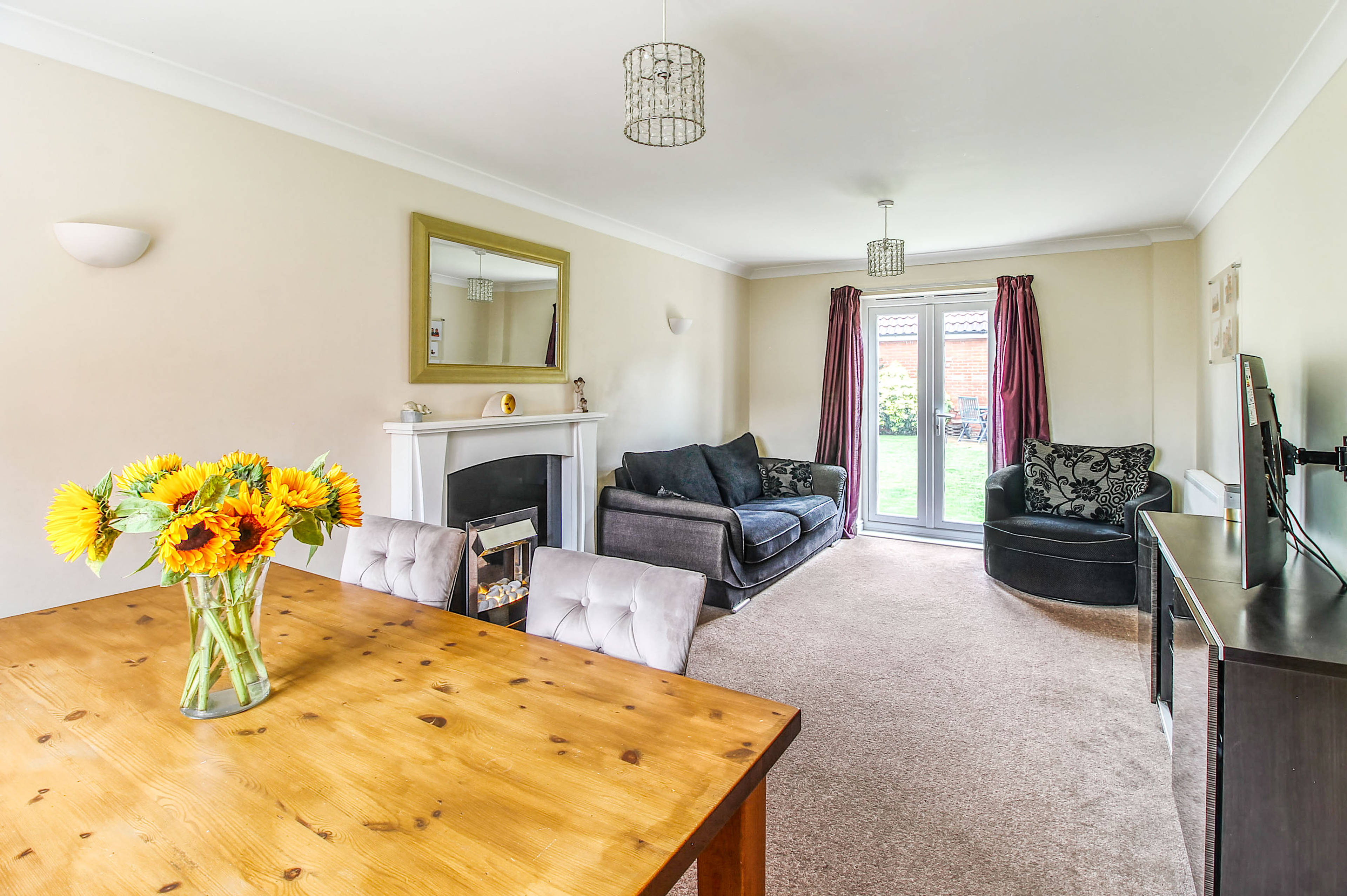 Lounge/Dining Room