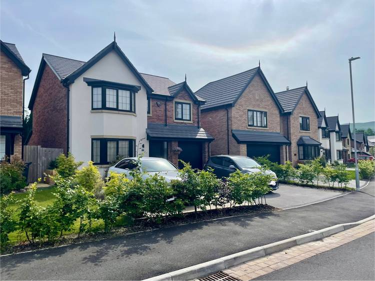 4 bedroom detached house