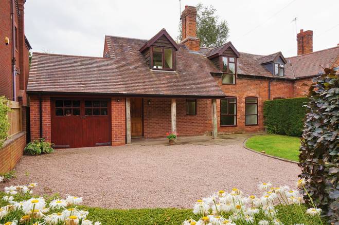 3 bedroom semi-detached house for sale in Shernal Green, Droitwich, WR9 7JS