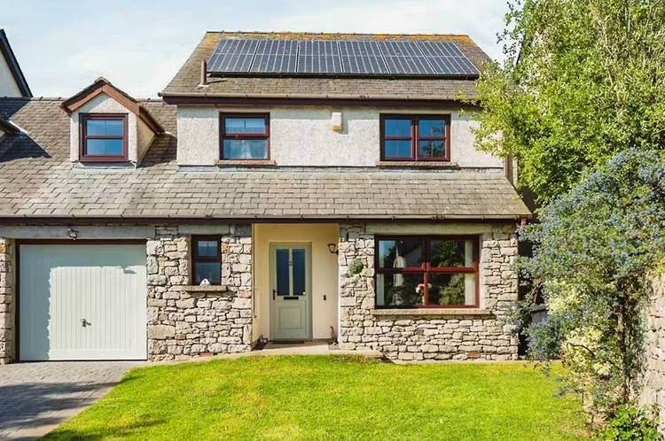 5 bedroom link detached house