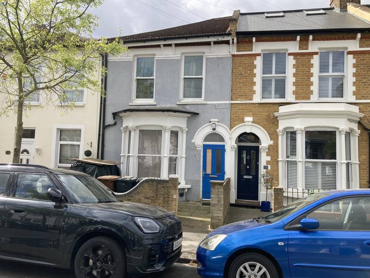 4 bedroom end of terrace house