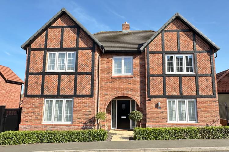 5 bedroom detached house