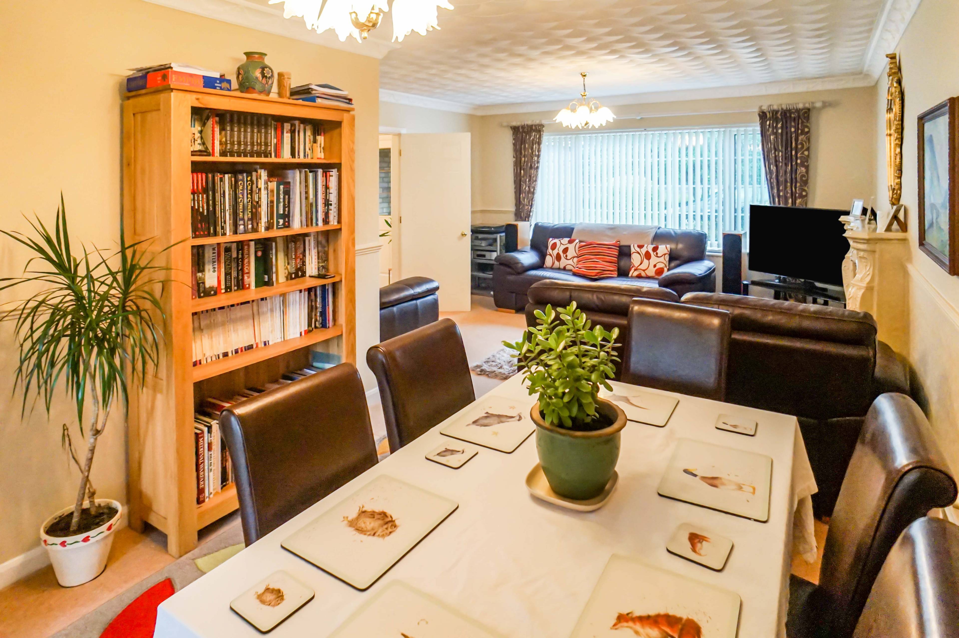 Lounge/Dining Room