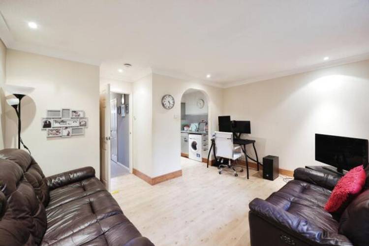 2 bedroom maisonette