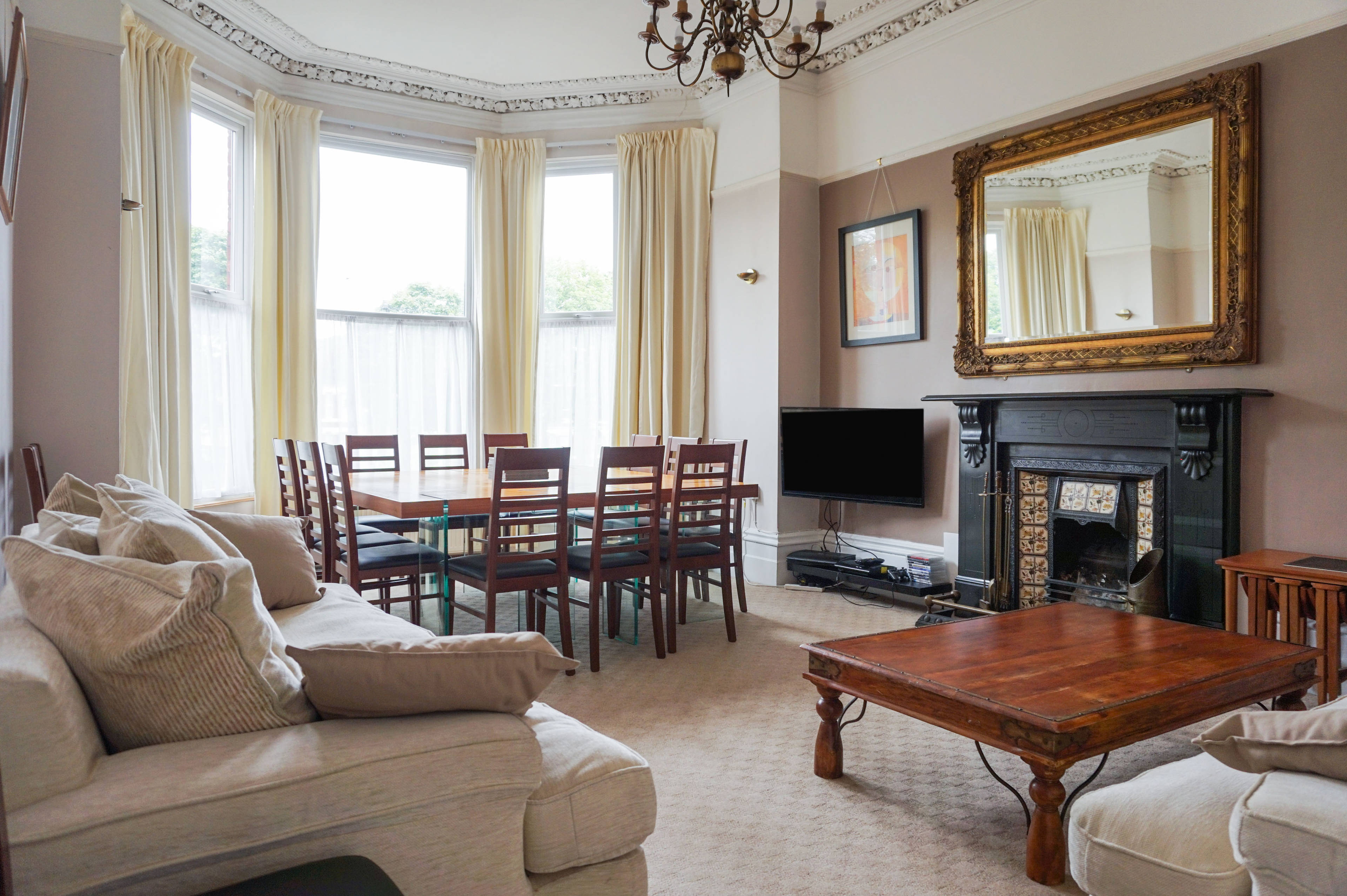 Lounge/Dining Room