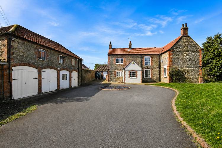 6 bedroom detached house