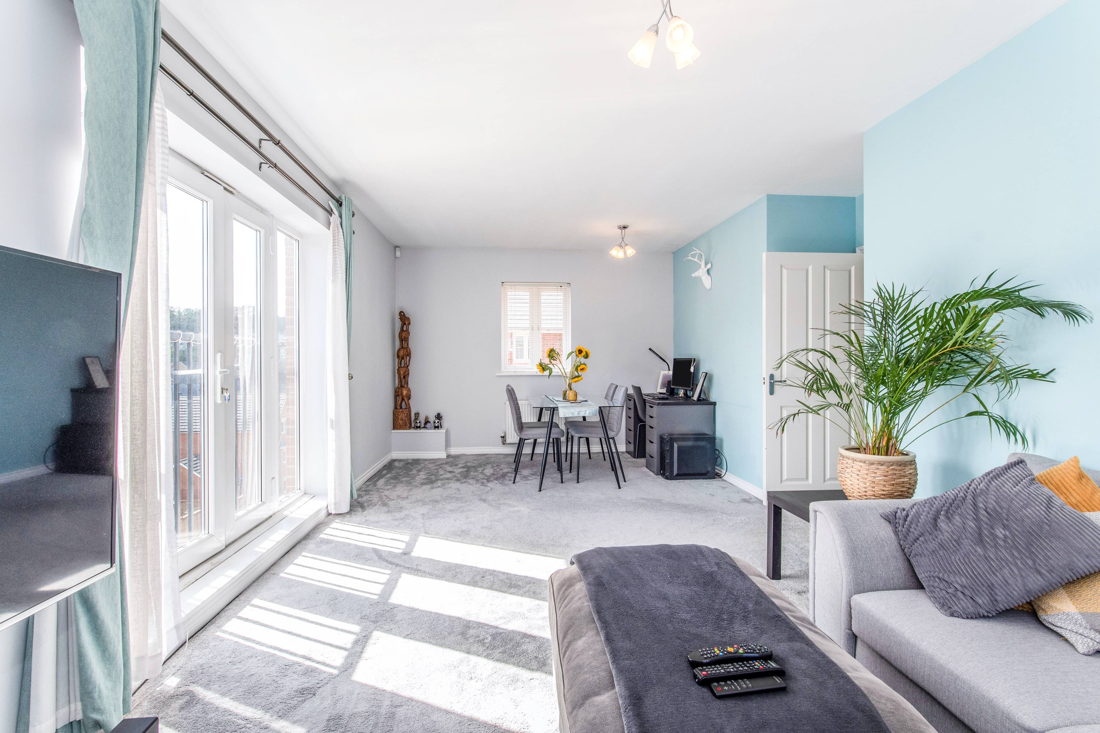 Lounge/Dining Room