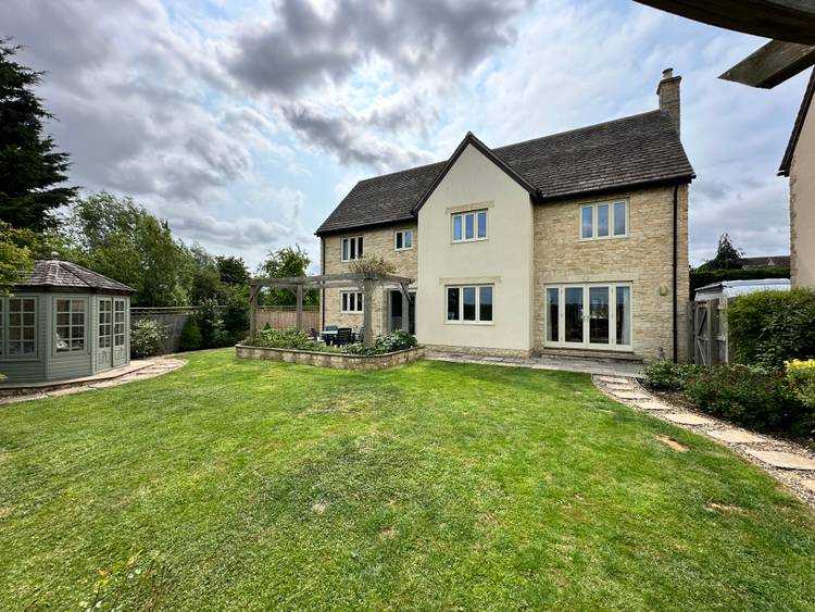 5 bedroom detached house