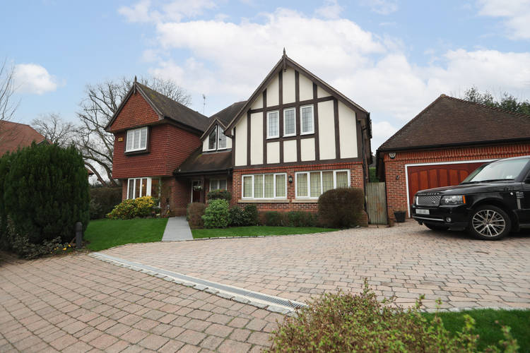6 bedroom detached house