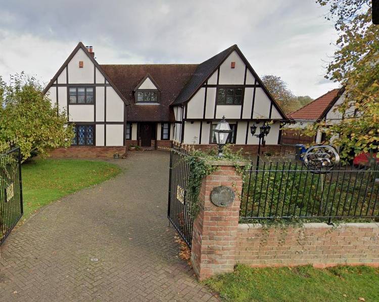 7 bedroom detached house