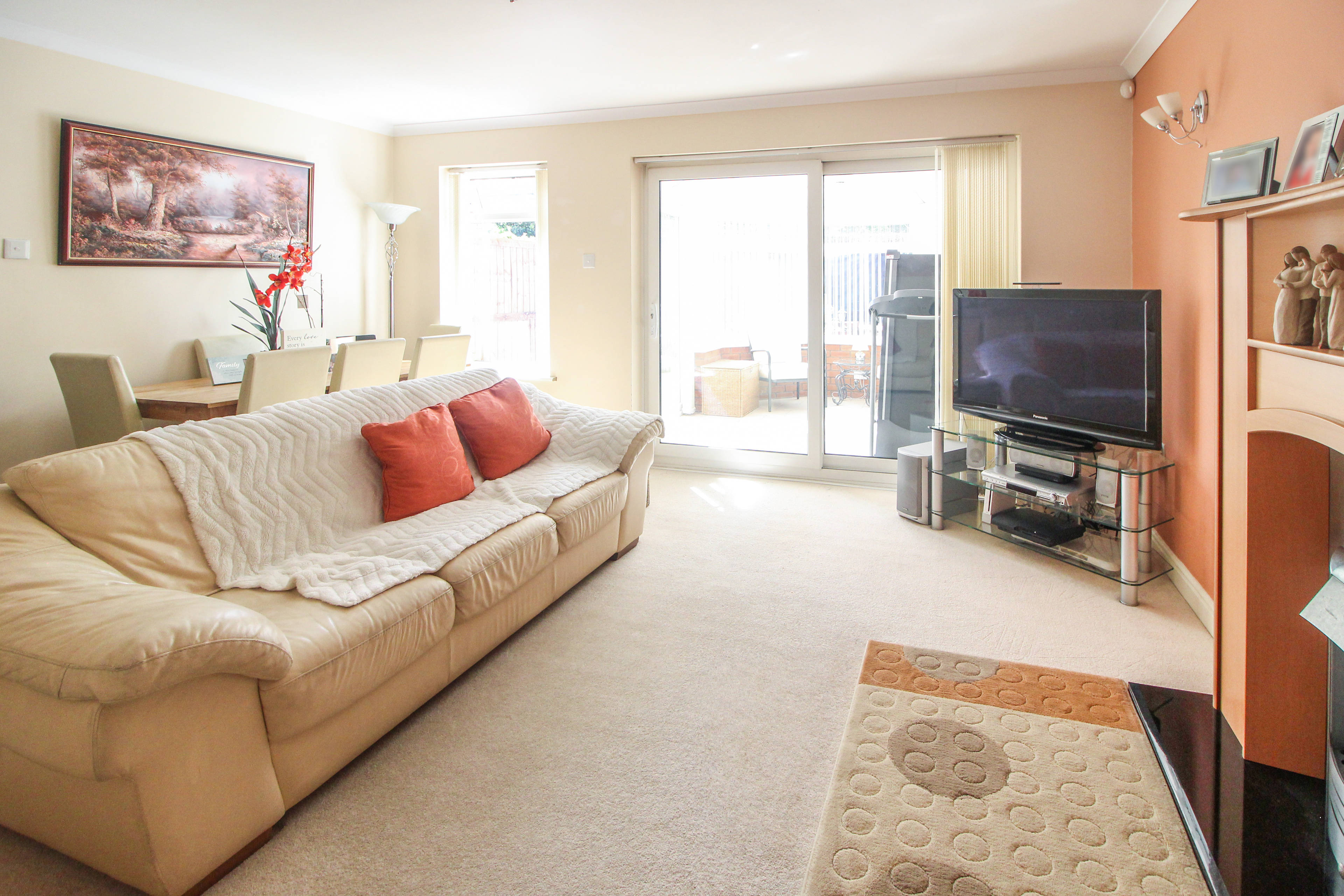 Lounge/Dining Room