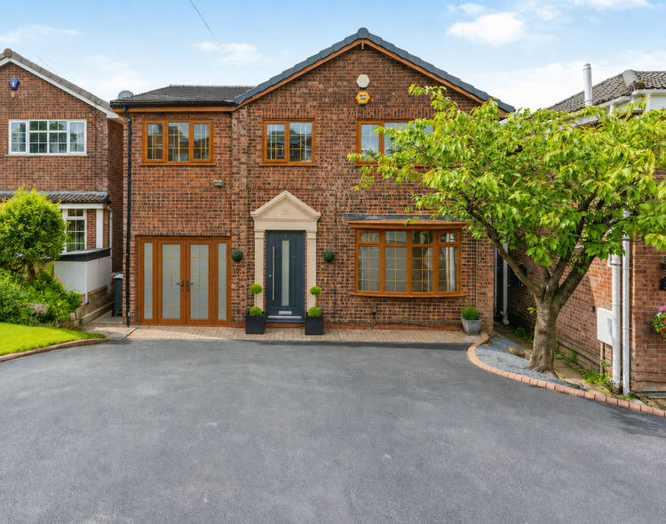 5 bedroom detached house