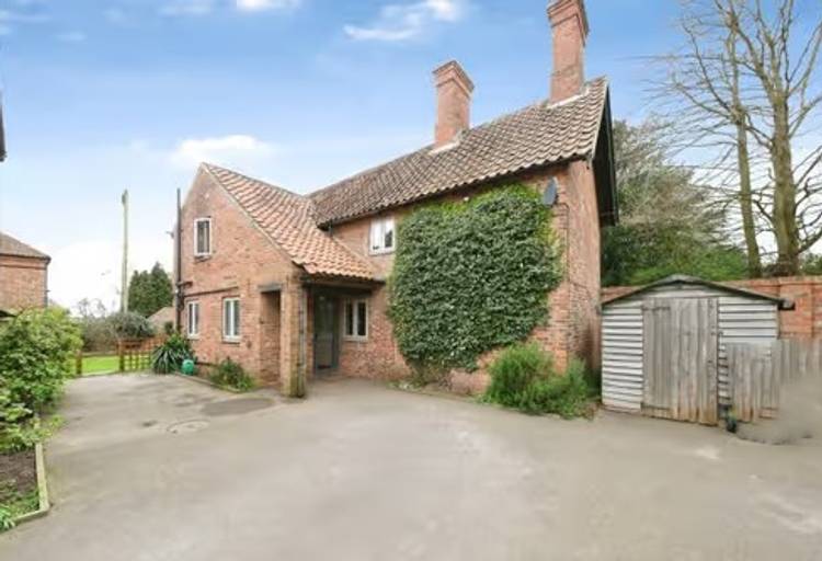 3 bedroom detached house