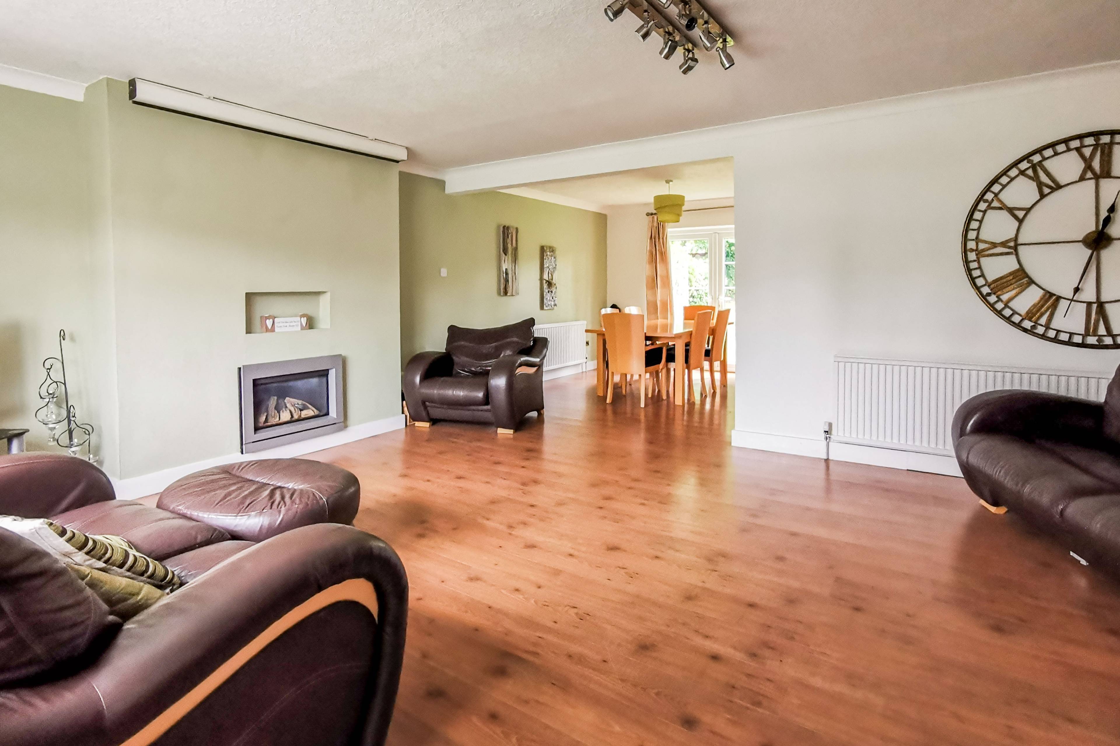 Lounge/Dining Room