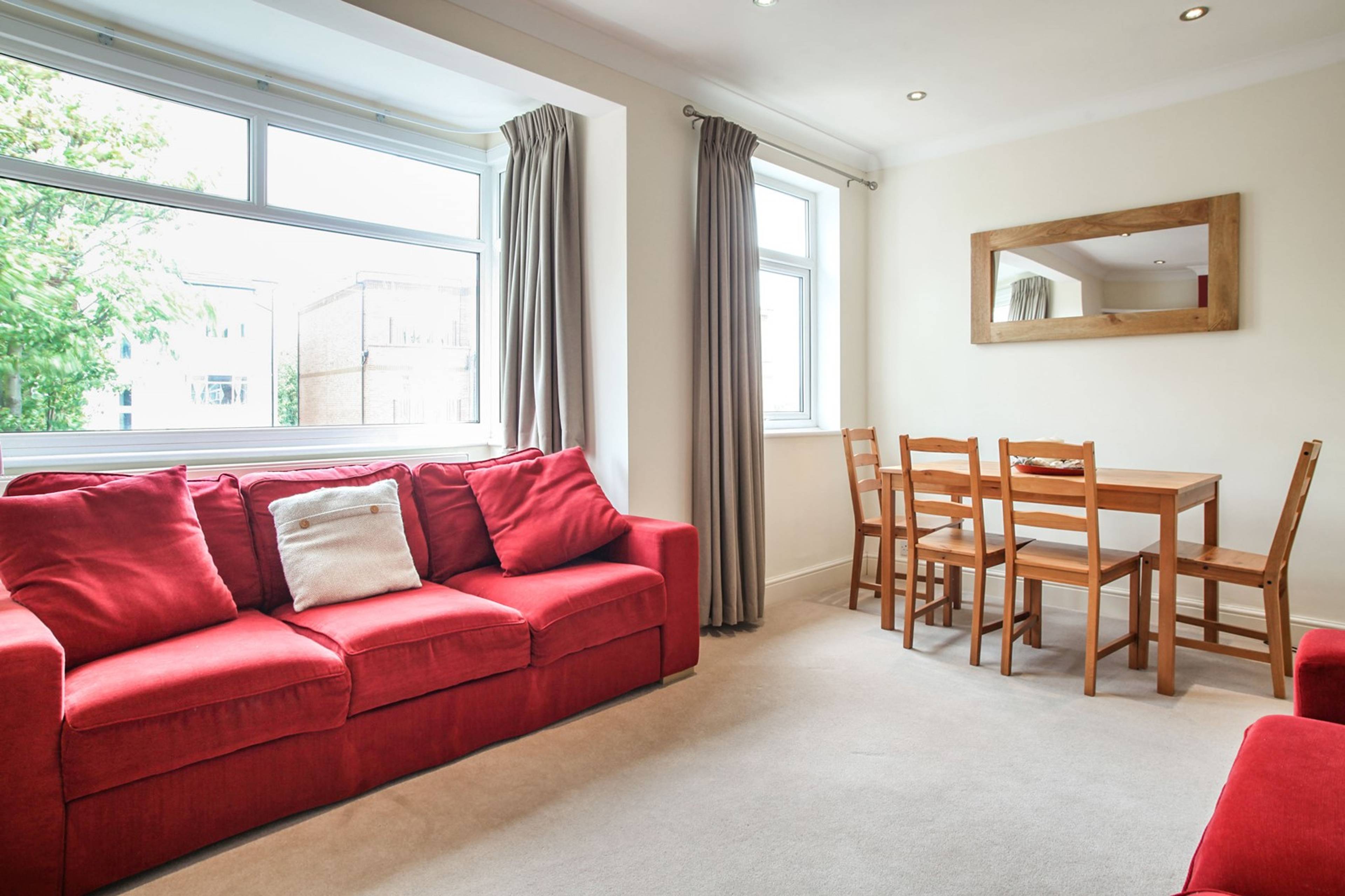 Lounge/Dining Room