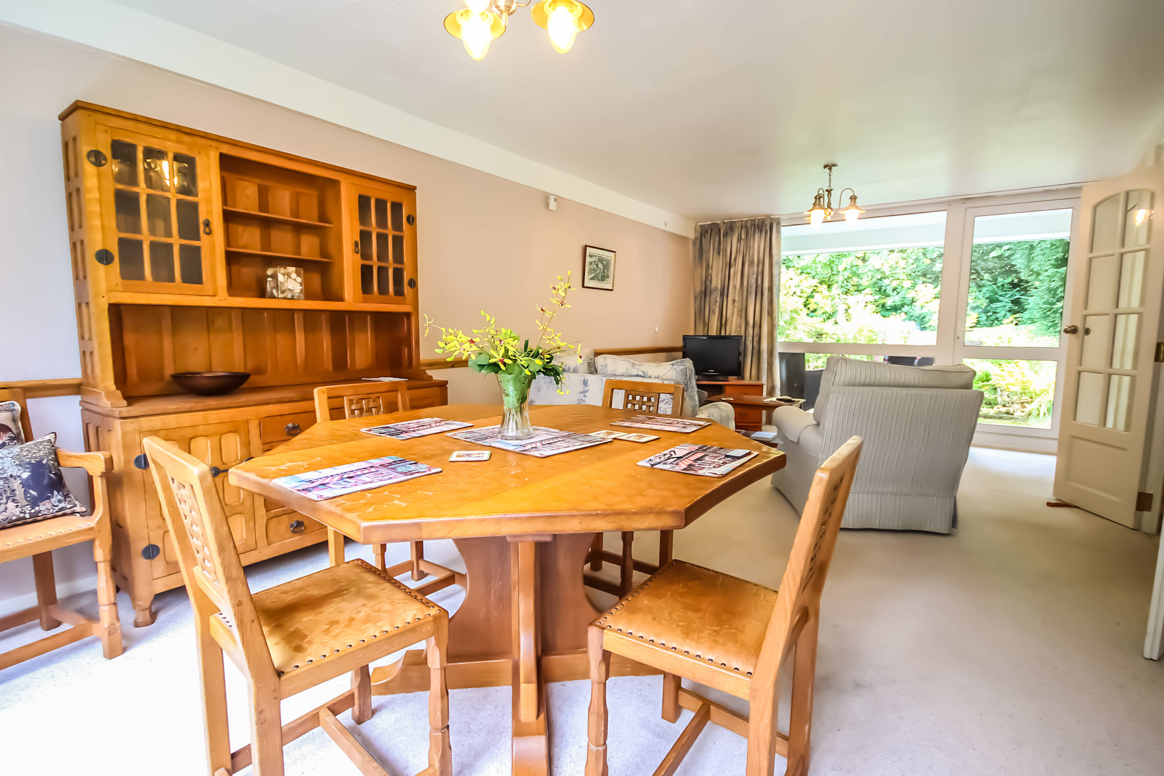 Lounge/Dining Room