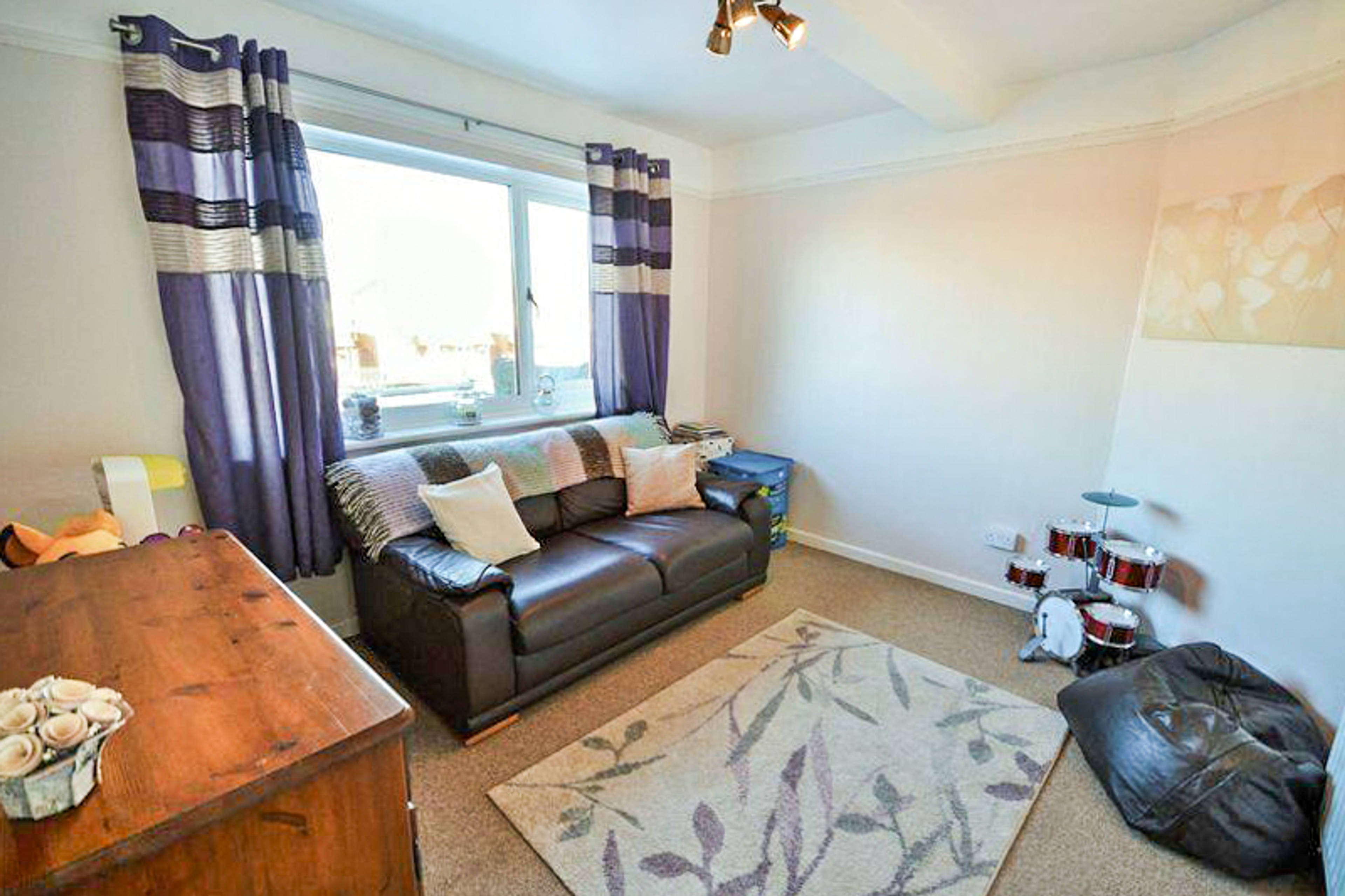 Bed 3 / Dining Room