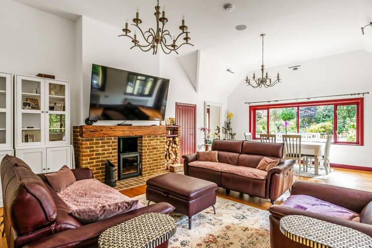 5 bedroom detached house