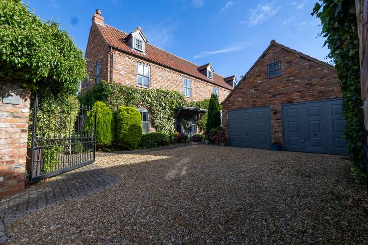 4 bedroom detached house
