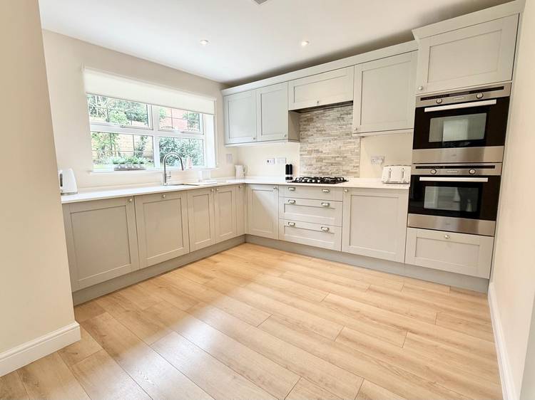 6 bedroom detached house