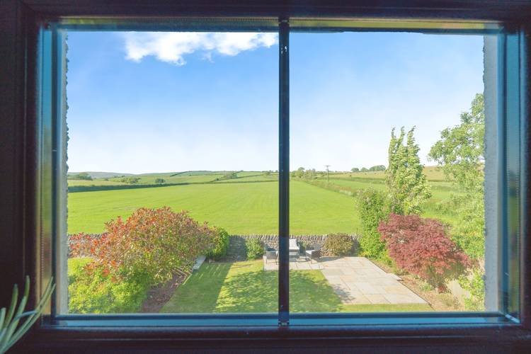 5 bedroom link detached house